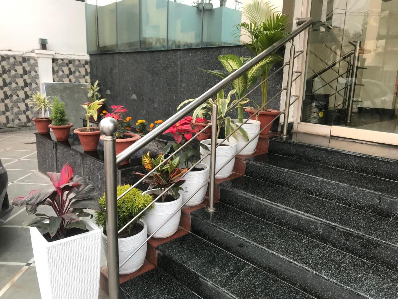 Hotel Sunrise Inn Lucknow Esterno foto