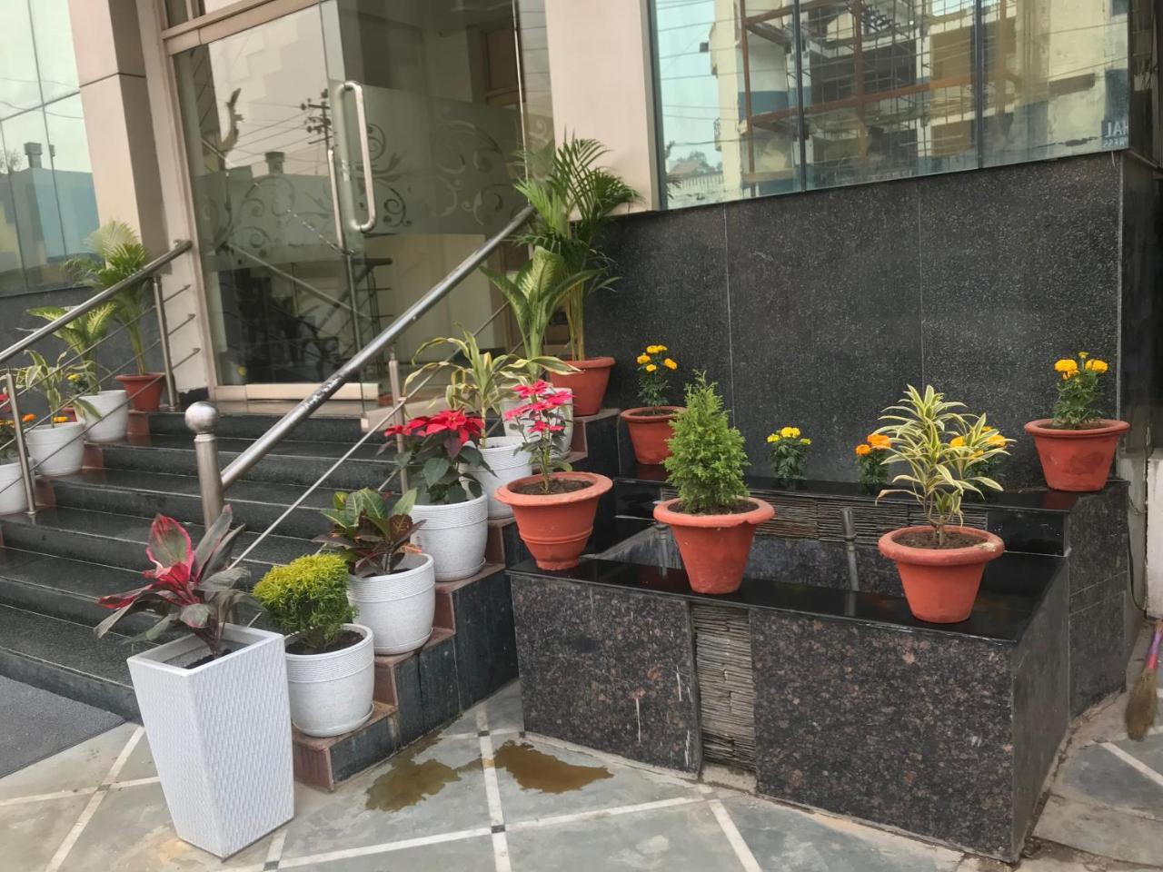 Hotel Sunrise Inn Lucknow Esterno foto
